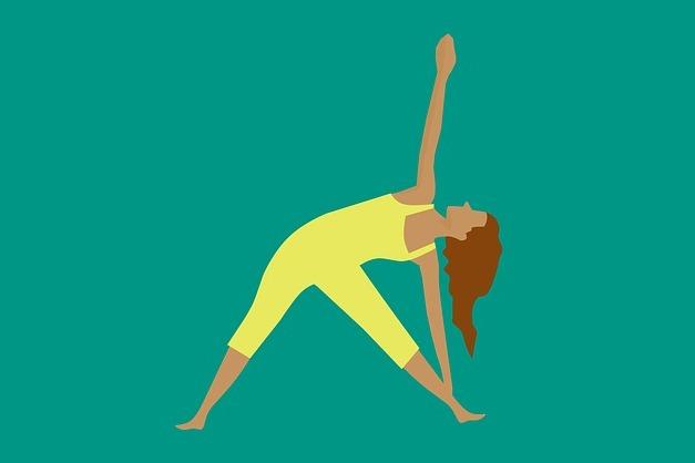 Frau in gelbem Outfit führt eine Yoga-Übung in seitlicher Beuge auf grünem Hintergrund aus.