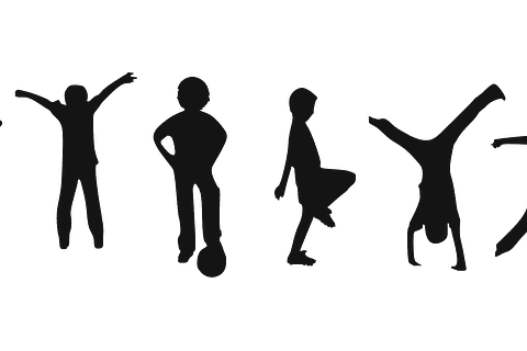 Silhouetten von Kindern in verschiedenen Bewegungen, darunter Tanzen, Fußballspielen und gymnastischen Übungen.