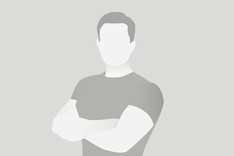 Grafische Darstellung eines m&auml;nnlichen K&ouml;rpers ohne Gesicht in einem grauen Hintergrund. Der K&ouml;rper steht mit verschr&auml;nkten Armen.